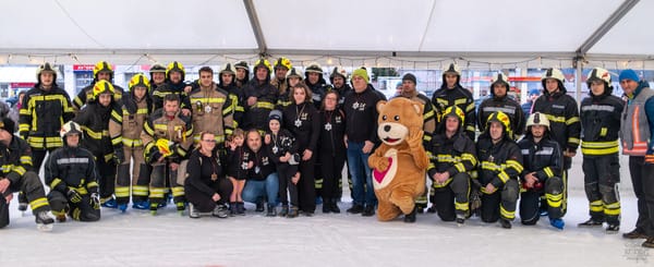 Logaški gasilci prekrižali hokejske palice za Junake 3. nadstropja