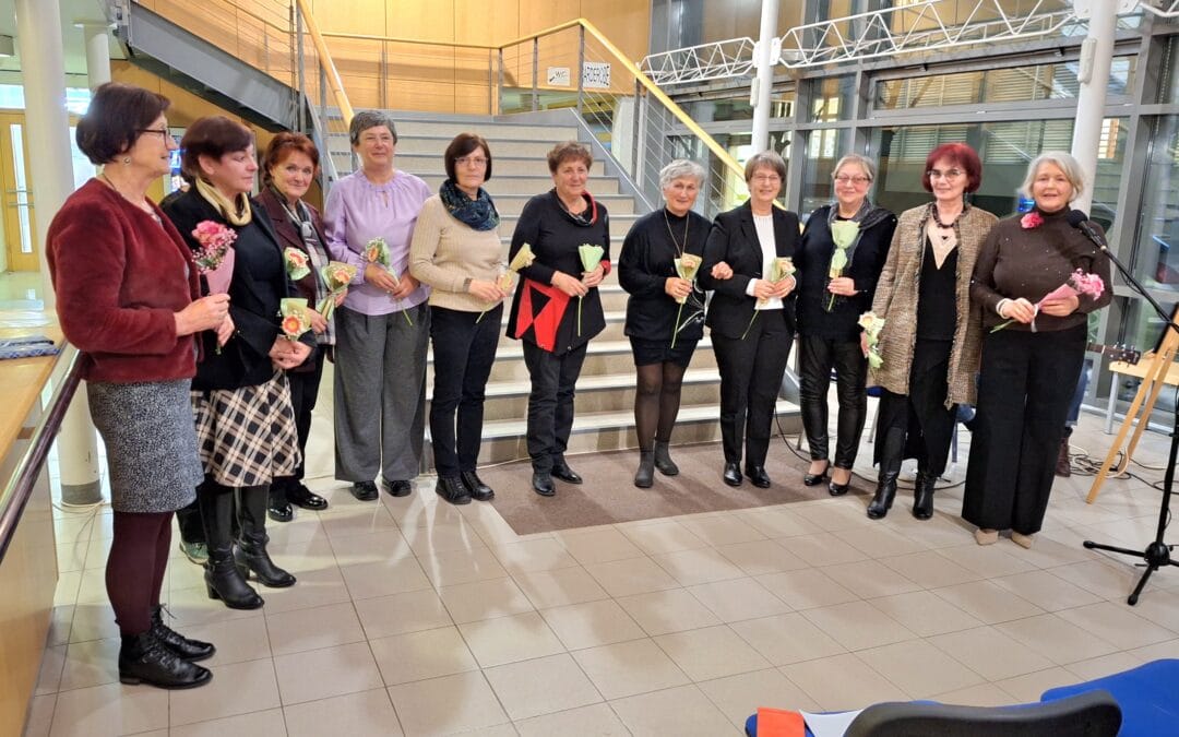 Dotik srca in dlani ob Skodelici kave