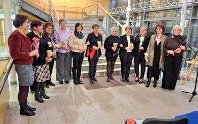 Dotik srca in dlani ob Skodelici kave