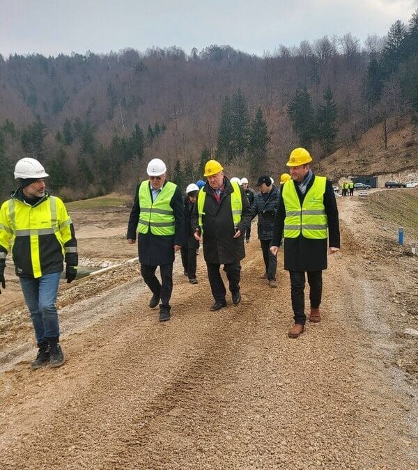 Minister za naravne vire in prostor na zadrževalniku v Cuntovi Grapi