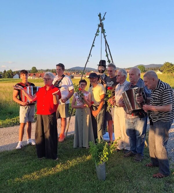 Večer pri kamniti mizi