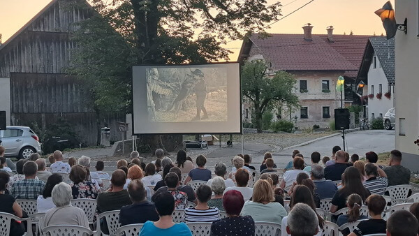 Poletje v Hotedršici-Kino na vasi_foto Brigita Vehar